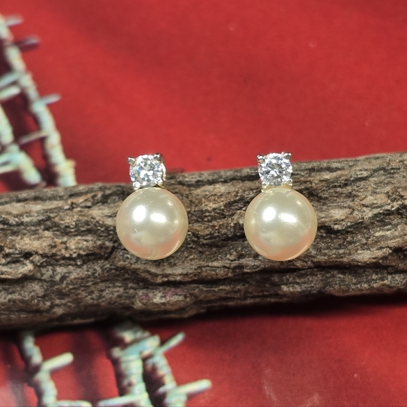 Source Unknown Jewelry - Elegant 8mm Pearl and Crystal Stud Earrings Set In Sterling Silver